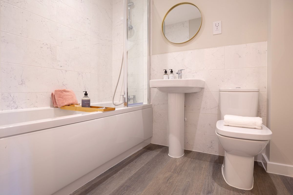 9. Hereford Grange - The Holmer - Internals - Bathroom
