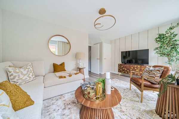 Crest Nicholson launches final houses at popular Southampton development with hard hat event